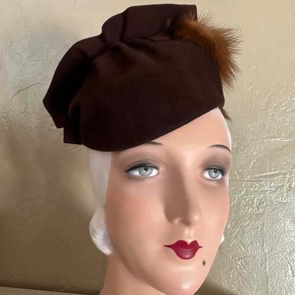 GLAMOROUS 1930s' BROWN HAT FOLDED & RUCHED AT TOP PLUS MINK TRIM